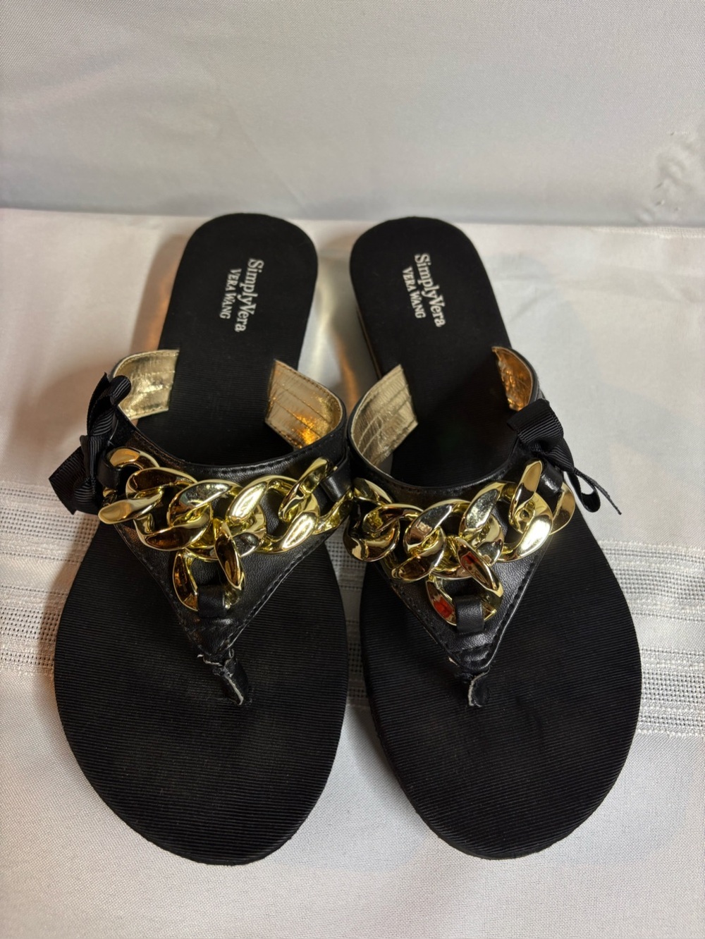 Simply Vera Vera Wang Black w Gold Chain Thong Sandals Women's 1” Heel Size 8